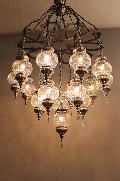 De Luxe Design Chandelier with 16 Pyrex Glasses